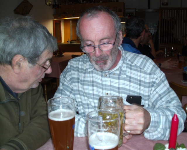 Harald und Alfons nach getaner Arbeit beim Bier